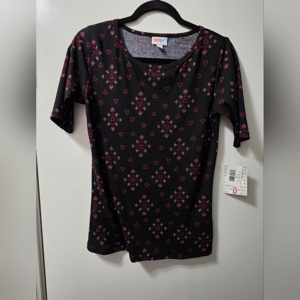NWT Black and Red Heart Patterned Tee. Small
